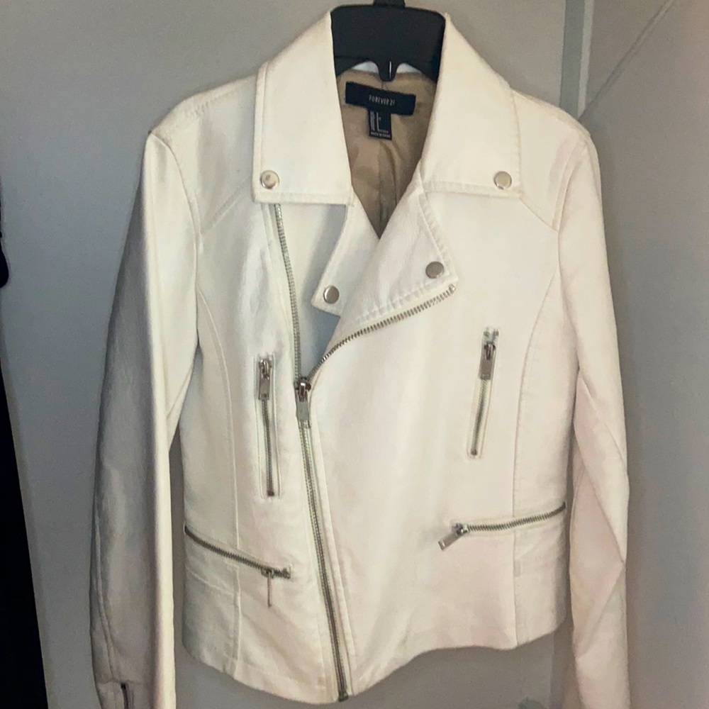 Awesome white leather jacket (size small women’s )!! 💋
